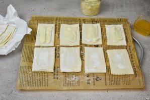 Слойки с камамбером и грушей