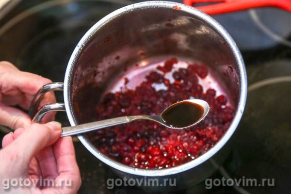 Стейк из свиной шейки с камамбером и клюквой