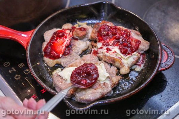 Стейк из свиной шейки с камамбером и клюквой
