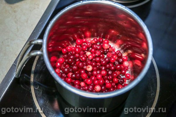 Стейк из свиной шейки с камамбером и клюквой