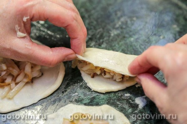 Мини-чебуреки посикунчики с кальмарами