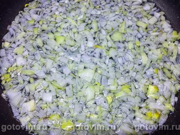 Гусь в рукаве, фаршированный яблоками, гречкой и черносливом