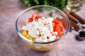 Салат с сыром, ананасом и помидорами Салат с сыром, ананасом и помидорами