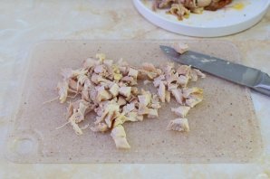 Салат с копченой курицей, ананасом, сыром и кукурузой