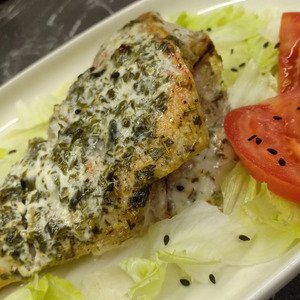 Морской окунь, запеченный в сметане