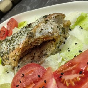 Морской окунь, запеченный в сметане