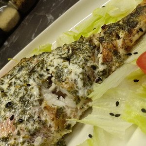 Морской окунь, запеченный в сметане