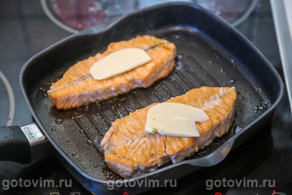 Стейк-бабочка из лосося на сковороде с маслом и зеленью