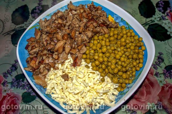 Салат &laquo;Легенда&raquo; из куриной печени и сердечек с сыром и грибами