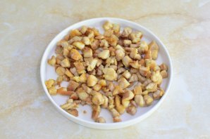 Салат с курицей и опятами