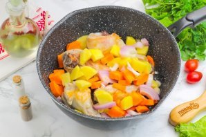 Курица в кефире с овощами