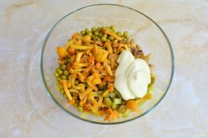 Салат с курицей и опятами