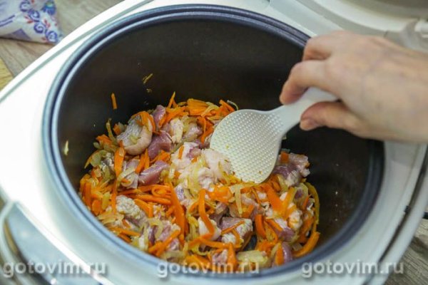 Плов со свининой и картофелем в мультиварке