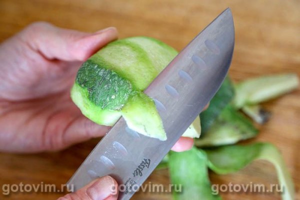 Салат из зеленой редьки с вареным языком