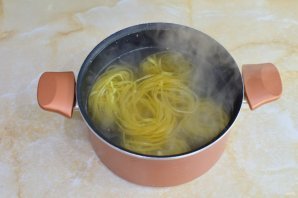 Феттуччине с жареным куриным филе и соусом "Песто"