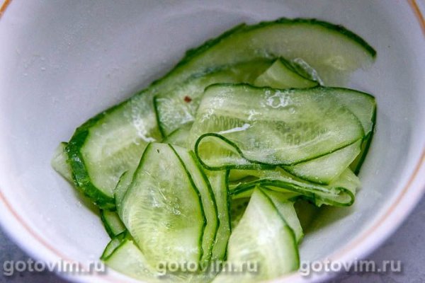 Салат из печени трески с яйцом и огурцом