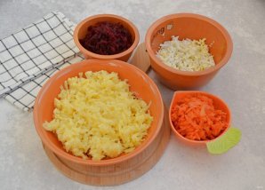 Салат "Гранатовый браслет" с сыром