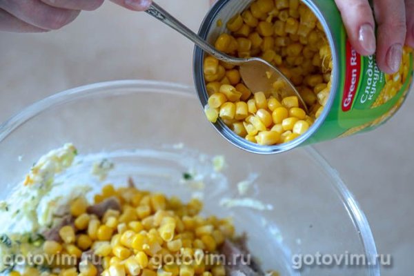 Салат из зеленой редьки с вареным языком