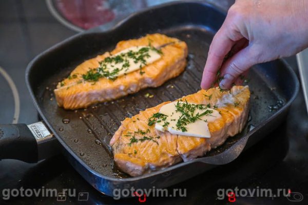 Стейк-бабочка из лосося на сковороде с маслом и зеленью
