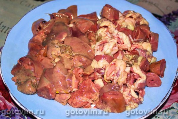 Салат &laquo;Легенда&raquo; из куриной печени и сердечек с сыром и грибами