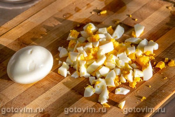 Салат из печени трески с яйцом и огурцом
