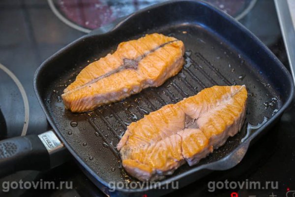 Стейк-бабочка из лосося на сковороде с маслом и зеленью