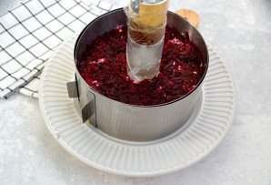 Салат "Гранатовый браслет" с сыром