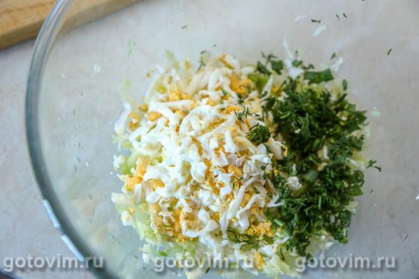 Салат из зеленой редьки с вареным языком