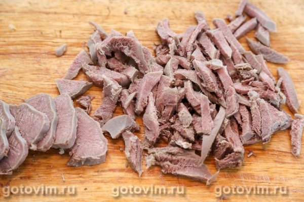 Салат из зеленой редьки с вареным языком