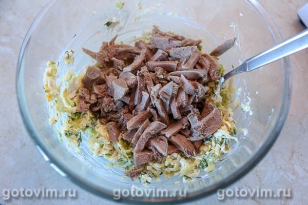 Салат из зеленой редьки с вареным языком