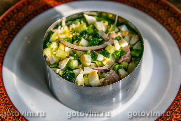 Салат из печени трески с яйцом и огурцом
