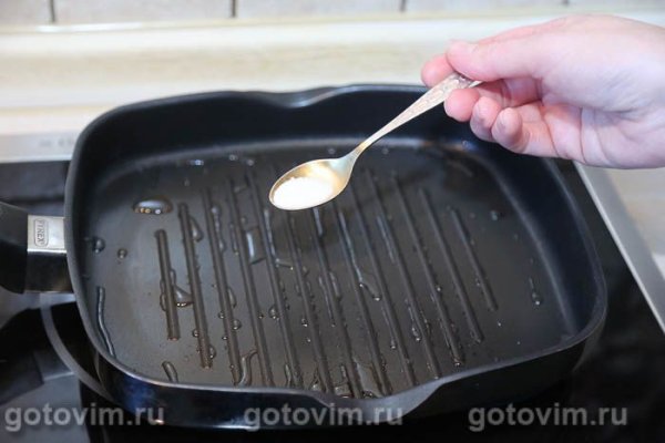 Стейк-бабочка из лосося на сковороде с маслом и зеленью