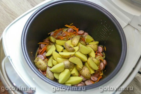 Поджарка из куриной печени с копчёными колбасками в мультиварке