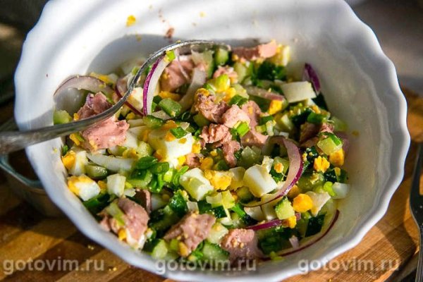 Салат из печени трески с яйцом и огурцом