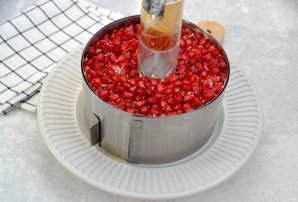 Салат "Гранатовый браслет" с сыром