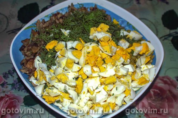 Салат &laquo;Легенда&raquo; из куриной печени и сердечек с сыром и грибами