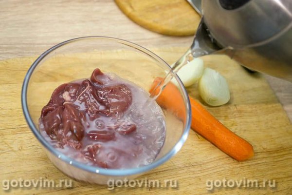 Поджарка из куриной печени с копчёными колбасками в мультиварке