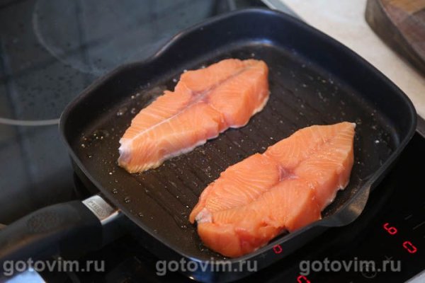 Стейк-бабочка из лосося на сковороде с маслом и зеленью
