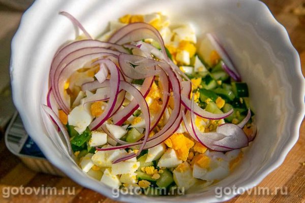 Салат из печени трески с яйцом и огурцом
