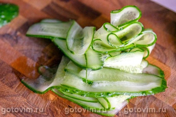 Салат из печени трески с яйцом и огурцом