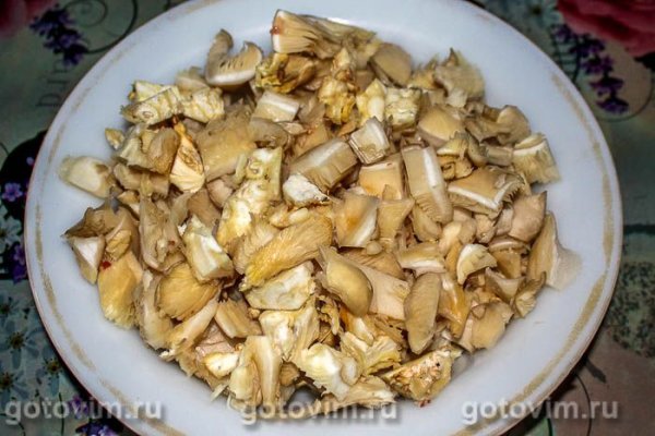 Салат &laquo;Легенда&raquo; из куриной печени и сердечек с сыром и грибами