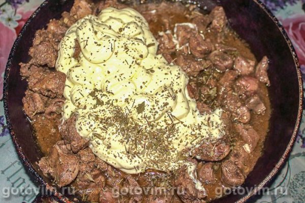 Салат &laquo;Легенда&raquo; из куриной печени и сердечек с сыром и грибами