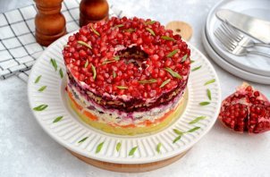 Салат "Гранатовый браслет" с сыром