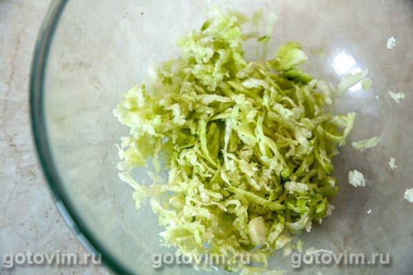 Салат из зеленой редьки с вареным языком