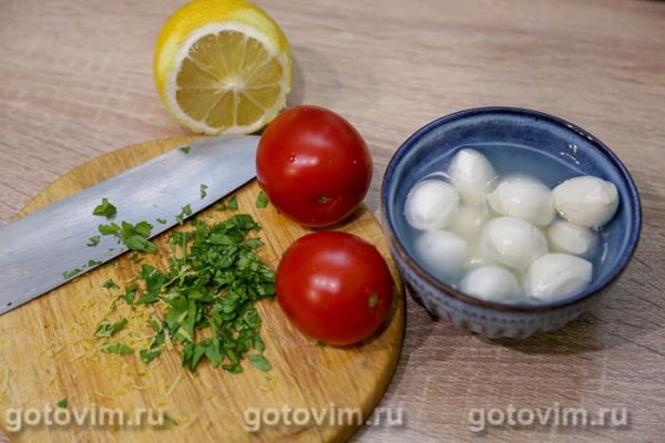 Свиные отбивные, обжаренные в мультиварке с помидорами и моццарелой