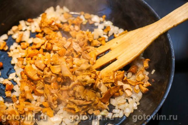 Пельмени с лисичками в сметане