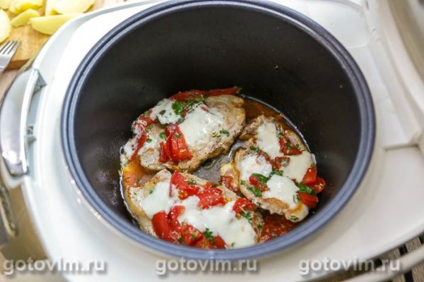 Свиные отбивные, обжаренные в мультиварке с помидорами и моццарелой