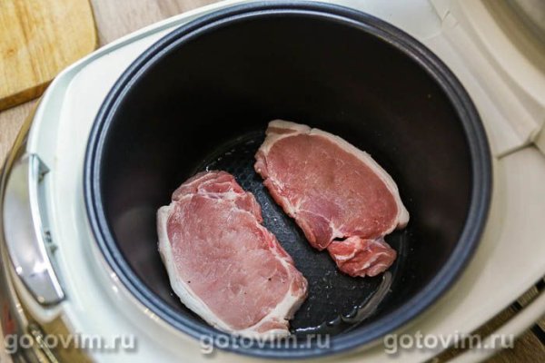 Свиные отбивные, обжаренные в мультиварке с помидорами и моццарелой
