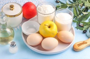 Шарлотка с яблоками на сковороде