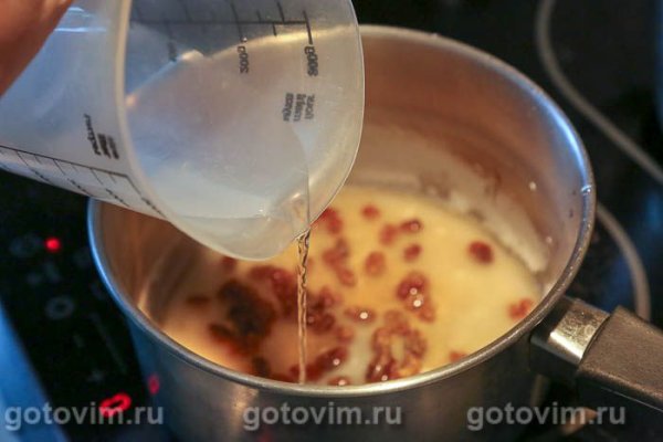 Стейки из свиной шеи с соусом из изюма и горчицы